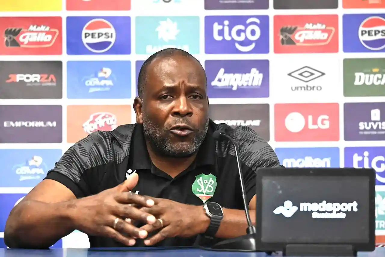 Stanley Van Ree Stanley Menzo stopt direct als coach van Natio β 10 Minuten Jeugdjournaal