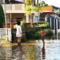 Straten en huizen onder water door zware regen